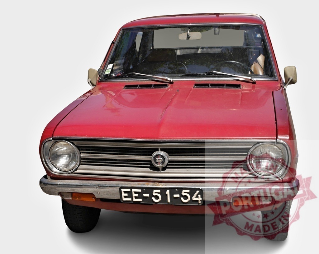 Red Datsun 120Y parked showing front view | Classic red Datsun 120Y automobile parked, exhibiting its front end - Realisiert mit Pictrs.com