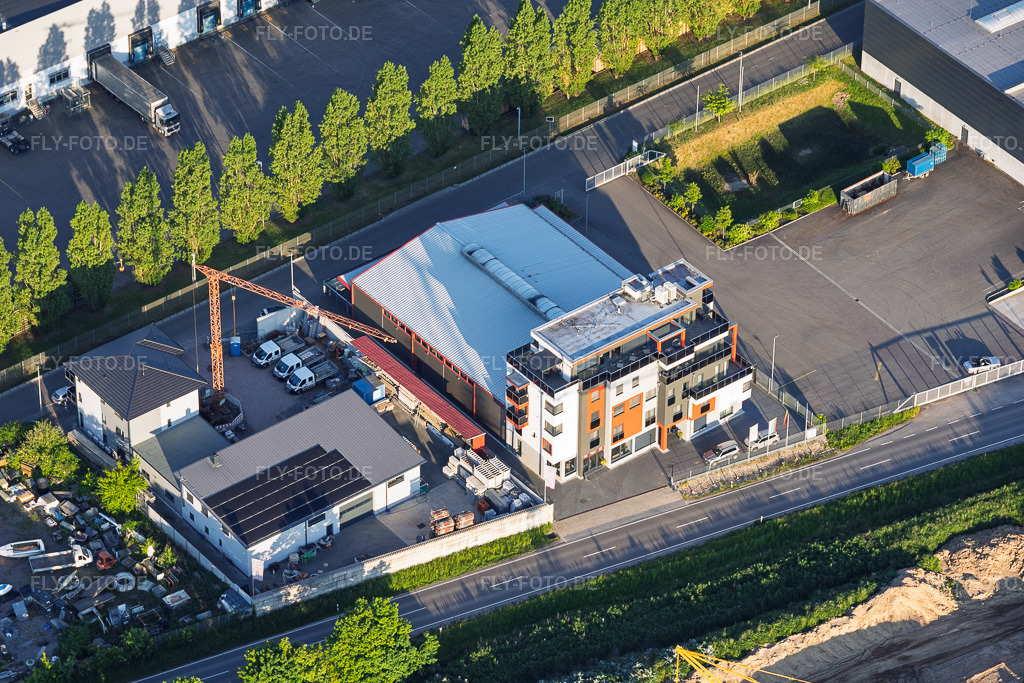 Luftbild: Victoria Interpark Hotel und Helwich Bau in Offenbach an der Queich im Bundesland Rheinland-Pfalz in Deutschland.Foto: IMG_156430.jpg vom 09.05.2026 durch Werner Riehm/FLY-FOTO.deAuflösung des Originals: 5391 x 3594 pxHotel Victoria Interpark in Offenbach an der QueichHelwich Bau - Ihr Bauprojekt, unsere Leidenschaft.
