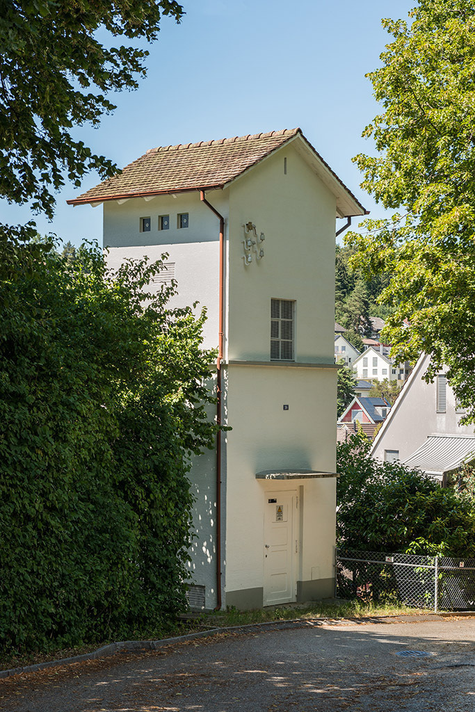 Ehemaliges Stromhäuschen | in Lupsingen, Baselland, Schweiz - Realisiert mit Pictrs.com