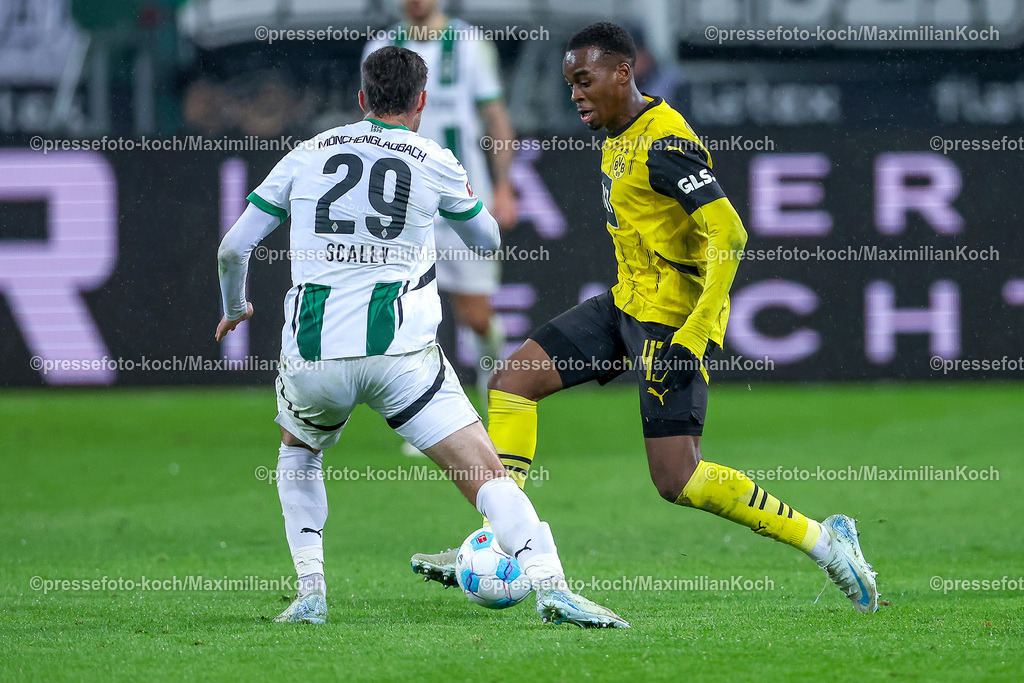 BMG07122401108 | 07.12.2024, Fußball, Borussia Mönchengladbach - Borussia Dortmund, 1. Fußball Bundesliga, Borussia-Park, Saison 2024 2025: Joe Scally (Mönchengl. #29) im Zweikampf gegen Jamie Gittens (BVB #43)DFB regulations prohibit any use of photographs as image sequences and or quasi-video.