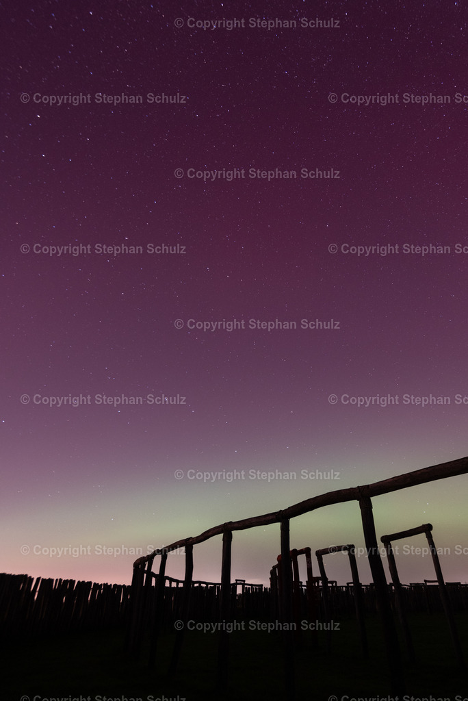 Polarlichter am Ringheiligtum Pömmelte | Polarlichter (Aurora borealis) leuchten über dem Ringheiligtum Pömmelte. Die prähistorische Kreisgrabenanlage wird von Archäologen auch als deutsches Stonehenge bezeichnet. - Realisiert mit Pictrs.com