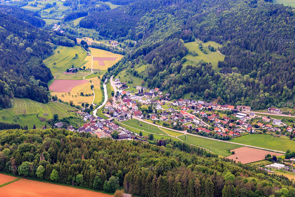 Luftbild: Dorfansicht im Glatttal aus Südosten im Ortsteil Hopfau in Sulz im Bundesland Baden-Württemberg in Deutschland. Foto: IMG_114544.jpg vom 30.05.2019 durch Werner Riehm/FLY-FOTO.de