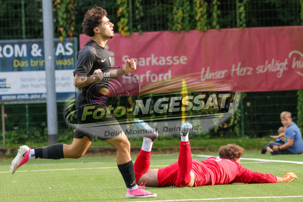 BV Stift Quernheim - TuS Dielingen | Auf dem Bild zu sehen: schwarz BV Stift Quernheim: Luis Celik ; rot TuS Dielingen TW: Jonathan Schröer   BV Stift Quernheim, TuS Dielingen, Saison 26/27, Bezirksliga, Stift Quernheim, Deutschland - Realisiert mit Pictrs.com