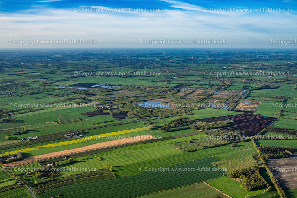 Neulandermoor_Lk_Stade_ELS_4269010523 | WISCHHAFEN 01.05.2023 Torf- Abbau auf den Moor- Feldern " Neulandermoor " in Wischhafen im Bundesland Niedersachsen, Deutschland. // Peat degradation on the moor fields " Neulandermoor " in Wischhafen in the state Lower Saxony, Germany. Foto: Martin Elsen