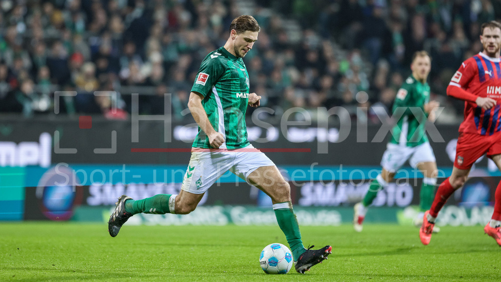 Fussball, Bundesliga, SV Werder Bremen - 1. FC Heidenheim | v.li.: Niklas Stark (SV Werder Bremen, 4) am Ball, Einzelbild, Ganzkörper, Aktion, Action, Spielszene, DIE DFL-RICHTLINIEN UNTERSAGEN JEGLICHE NUTZUNG VON FOTOS ALS SEQUENZBILDER UND/ODER VIDEOÄHNLICHE FOTOSTRECKEN. DFL REGULATIONS PROHIBIT ANY USE OF PHOTOGRAPHS AS IMAGE SEQUENCES AND/OR QUASI-VIDEO.