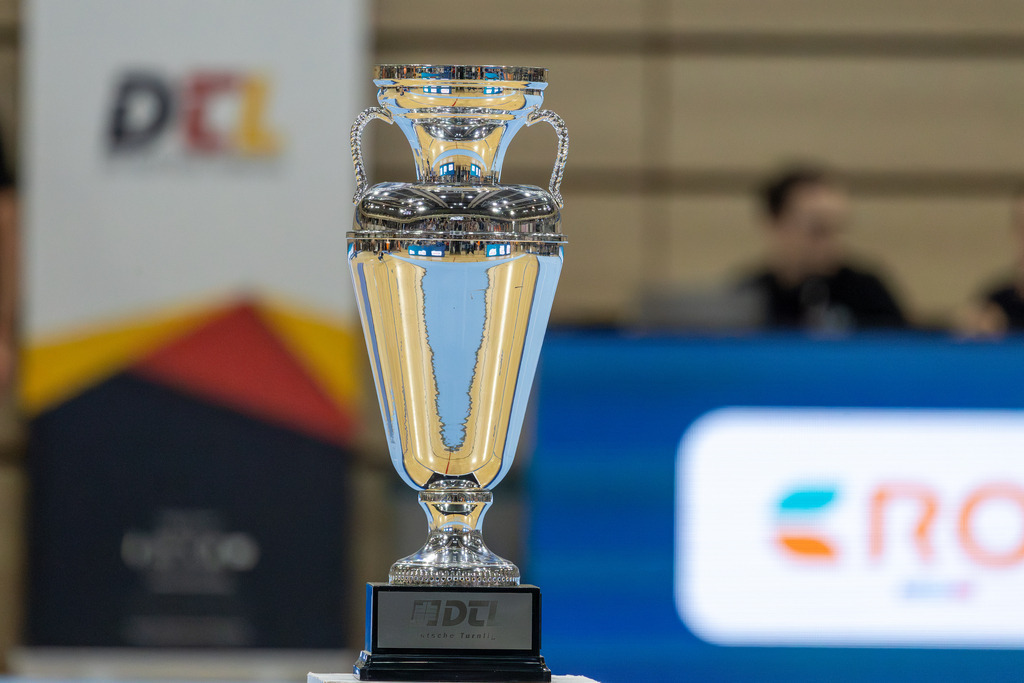Deutsche Turnliga DTL (Bundesliga) der Frauen, Finale 2025 in Heidelberg | Deutsche Turnliga DTL (Bundesliga) der Frauen, Finale 2025 in Heidelberg***Bild: Der Pokal steht für den Sieger bereit - Realisiert mit Pictrs.com