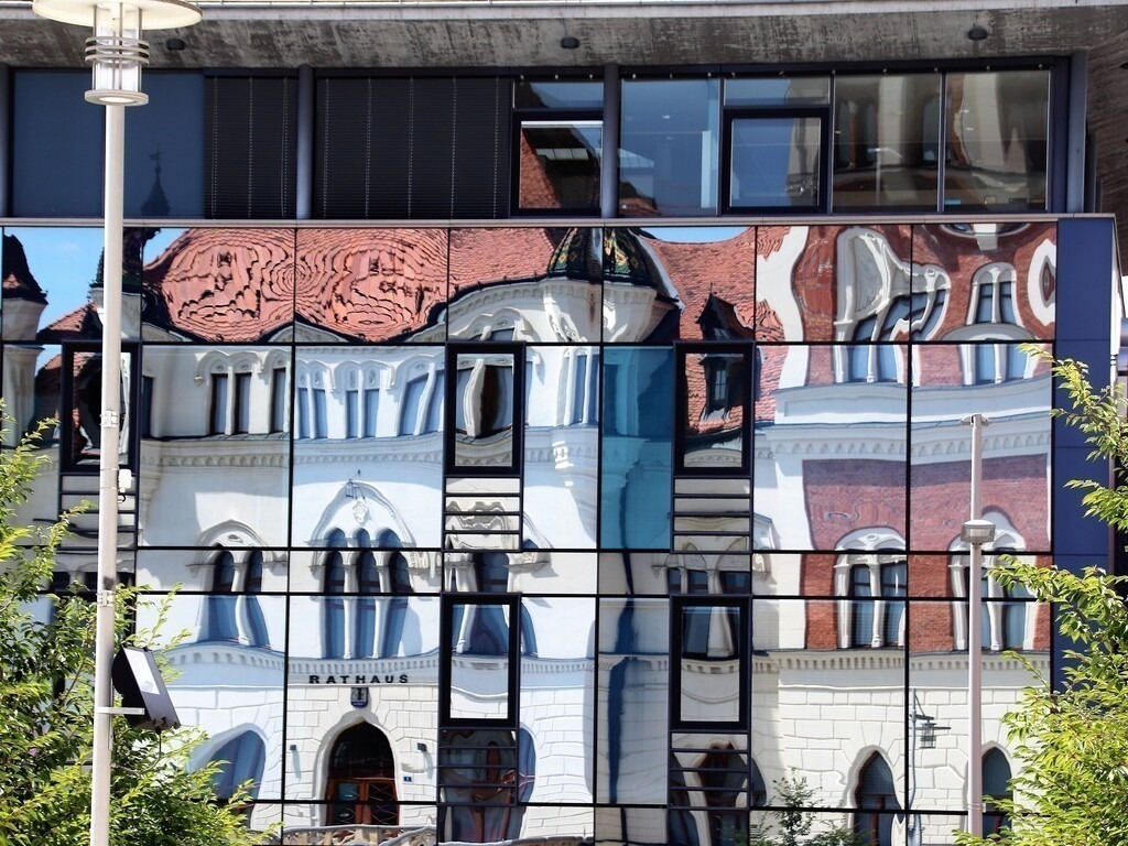 wirre Rathaus Spiegelungen | Faszinierend die Spiegelung eines Rathauses im Nachbargebäude. Und mit zunehmender Dauer der Betrachtung steigt die Faszination am gespiegelten "Rathaus"