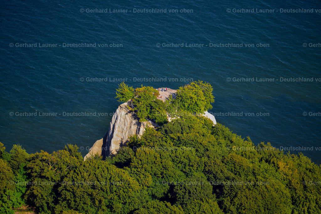 3637935 | LOHME 25.08.2016 Felsen- Küsten- Landschaft an der Steilküste - Kreidefelsen Königstuhl - in Lohme im Bundesland Mecklenburg-Vorpommern, Deutschland. Weiterführende Informationen bei: Nationalpark-Zentrum KÖNIGSSTUHL Sassnitz gemeinnützige GmbH. // Rock Coastline on the cliffs - Kreidefelsen Koenigstuhl - in Lohme in the state Mecklenburg - Western Pomerania, Germany. Further information at: Nationalpark-Zentrum KOeNIGSSTUHL Sassnitz gemeinnuetzige GmbH. Foto: Gerhard Launer