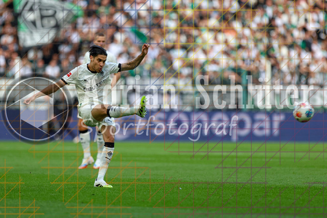 Borussia Mönchengladbach vs SV Werder Bremen - Bundesliga  | Mönchengladbach, Deutschland, 14.09.25:   Kevin Diks (Borussia Mönchengladbach) in Aktion am Ball, Einzelaktion waehrend des Spiels der Bundesliga zwischen Borussia Mönchengladbach vs SV Werder Bremen im Stadion im Borussia Park(Foto von Brauer-Fotoagentur / Adrian Schlueter)