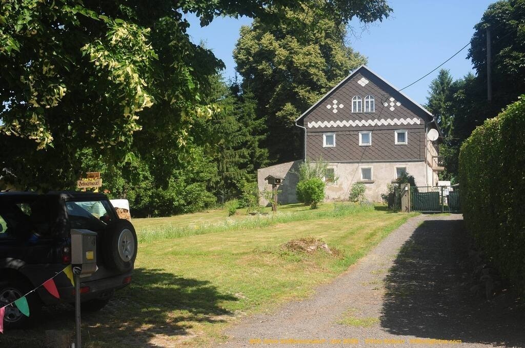 Geißmannsdorf-2026-Ortsbilder-053 | Geißmannsdorf bei Bischofswerda im Sommer 2026. Ein fotografischer Streifzug durch das Dorf Geißmannsdorf, mit Gebäuden, Straßen, Strohpuppen und geschmückten Vorgärten und Grundstücken anlässlich der 800-Jahr-Feier von Geißmannsdorf im Juni 2026 - Realisiert mit Pictrs.com