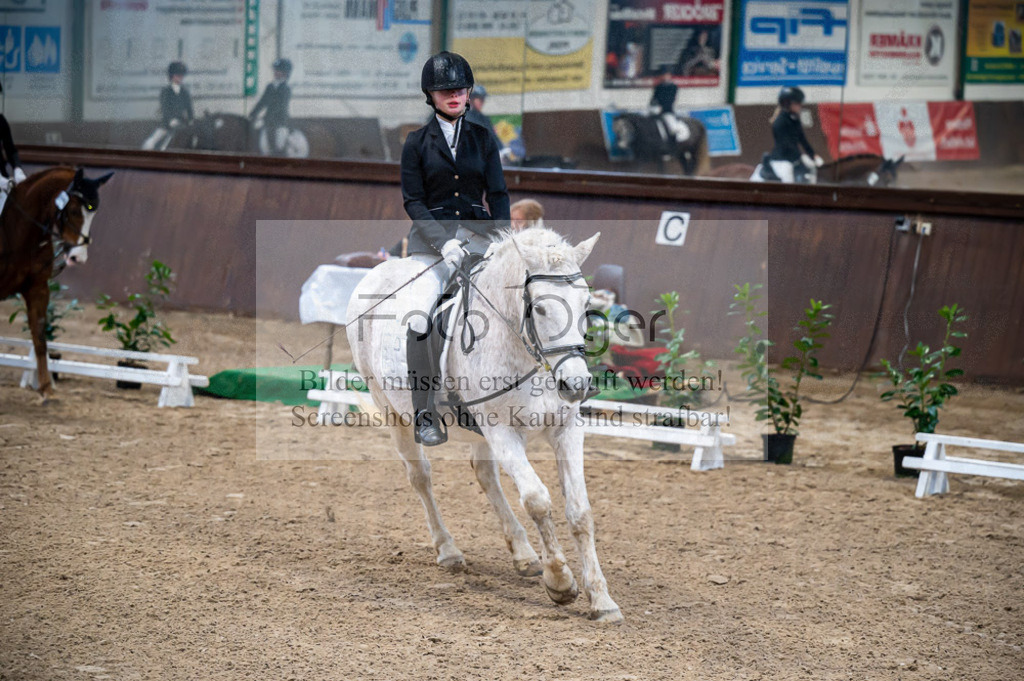 Hallenreittunier Voxtrup 2023 | Entdecke hochwertige Reitturnierfotos von Foto Oger. Professionell, emotional und authentisch – jetzt Lieblingsmomente im Shop bestellen.Deutschlandweite Turnierfotografie. - Realisiert mit Pictrs.com
