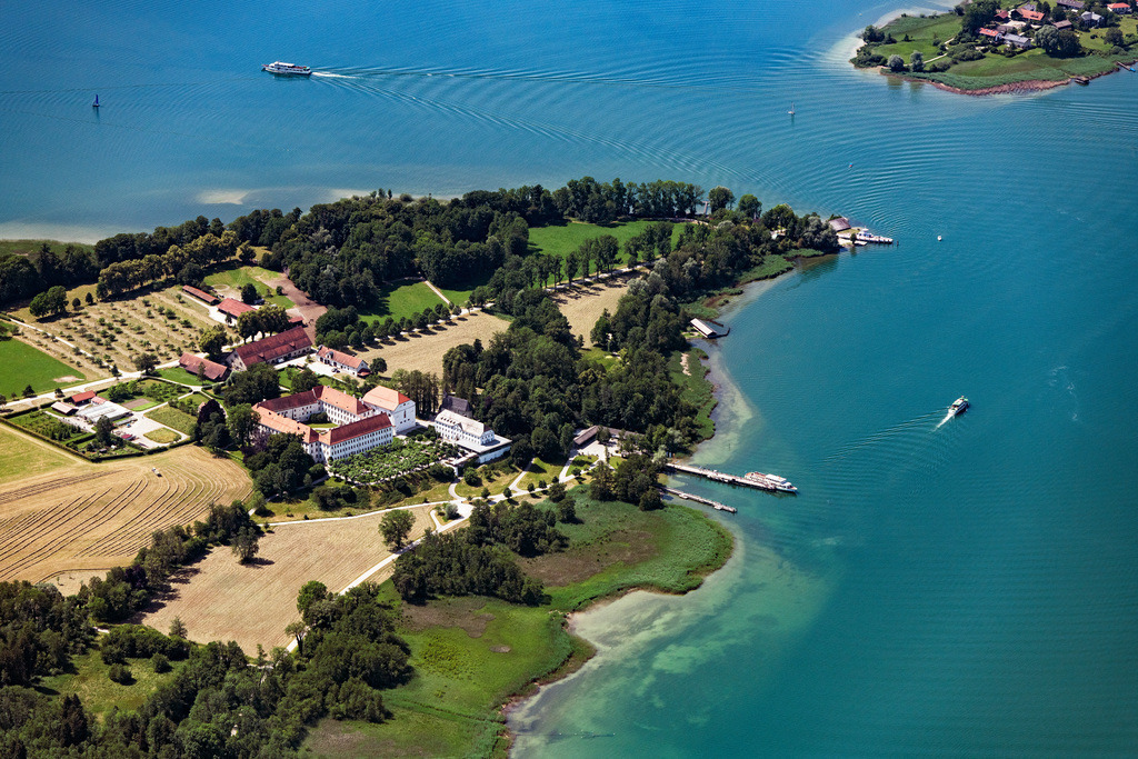 dr__0026942.jpg | CHIEMSEE 25.06.2019 Altes Schloß ehemaliges Augustiner-Chorherren-Stift auf der Insel Herrenchiemsee auf dem Chiemsee (Fraueninsel, Herreninsel und Krautinsel) in Chiemsee im Bundesland Bayern, Deutschland. // Lake Island on the Chiemsee (Fraueninsel, Herreninsel and Krautinsel) in Chiemsee in the state Bavaria, Germany. Foto: Daniel Reiter