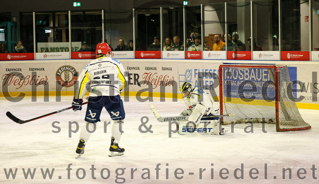 2023-12-26_085_TSV_Erding_gegen_ERV_Schweinfurt | Erding, Deutschland, 26.12.2023:
Eishockey, Bayernliga Vorrunde 2023 / 2024, 20. Spieltag, TSV Erding gegen ERV Schweinfurt, Endergebnis: 9:3

Torwart Benedict Roßberg (ERV Schweinfurt, #42)

Foto: Christian Riedel / fotografie-riedel.net