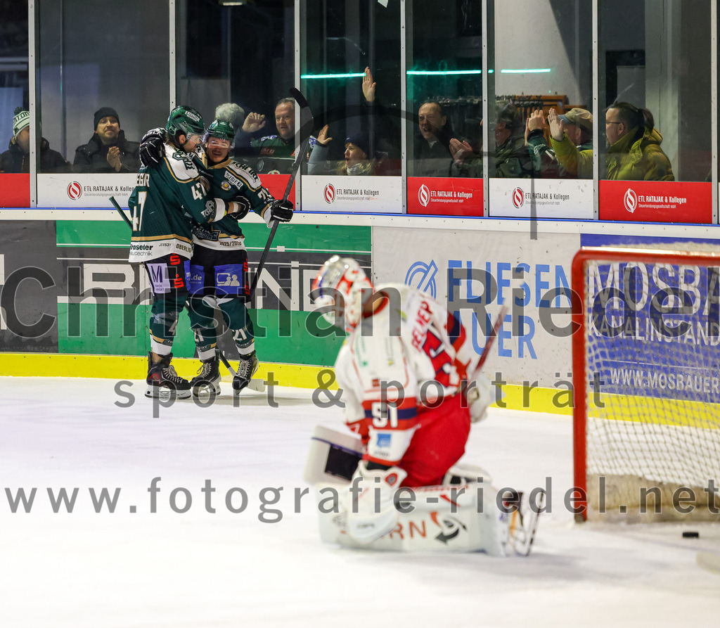 2026-02-20_152_TSV_Erding_gegen_Deggendorfer_SC | Erding, Deutschland, 20.02.2026:Eishockey, Oberliga Süd 2025 / 2026, 49. Spieltag, TSV Erding gegen Deggendorfer SC, Endergebnis: 4:1Marco Pfleger (Erding Gladiators, #47), Erik Modlmayr (Erding Gladiators, #21), Torwart Timo Pielmeier (Deggendorfer SC, #51)Foto: Christian Riedel / fotografie-riedel.net