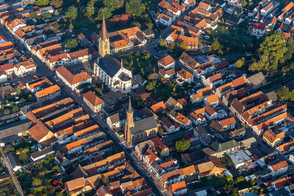 Katholische Kirche Sankt Nikolaus und Protestantische Kirche St. Michael | Luftbild: Katholische Kirche Sankt Nikolaus und Protestantische Kirche St. Michael in Bellheim im Bundesland Rheinland-Pfalz in Deutschland. Foto: IMG_129808.jpg vom 10.10.2021 durch Werner Riehm/FLY-FOTO.de - Realisiert mit Pictrs.com