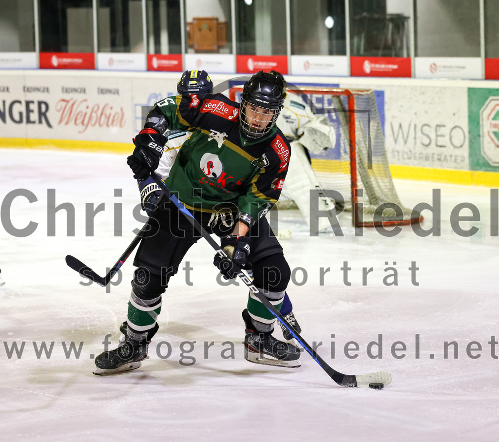 2022-11-26_032_TSV_Erding_gegen_ESC_Geretsried | Erding, Deutschland, 26.11.2022:
Eishockey, Bayernliga U20 2022 / 2023, xx. Spieltag, TSV Erding gegen ESC Geretsried, Endergebnis: 5:3

Thomas Baumann (Erding Gladiators, #6)

Foto: Christian Riedel / fotografie-riedel.net