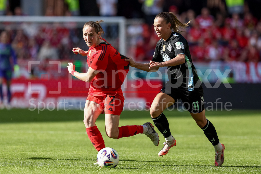 Fussball, DFB-Pokal Finale Frauen, FC Bayern München - SV Werder Bremen | v.li.: Sydney Lohmann (FC Bayern München, 12) und Maja Sternad (SV Werder Bremen, 11) im Zweikampf, Duell, Dynamik, Aktion, Action, Spielszene, DIE DFB-RICHTLINIEN UNTERSAGEN JEGLICHE NUTZUNG VON FOTOS ALS SEQUENZBILDER UND/ODER VIDEOÄHNLICHE FOTOSTRECKEN. DFB REGULATIONS PROHIBIT ANY USE OF PHOTOGRAPHS AS IMAGE SEQUENCES AND/OR QUASI-VIDEO.