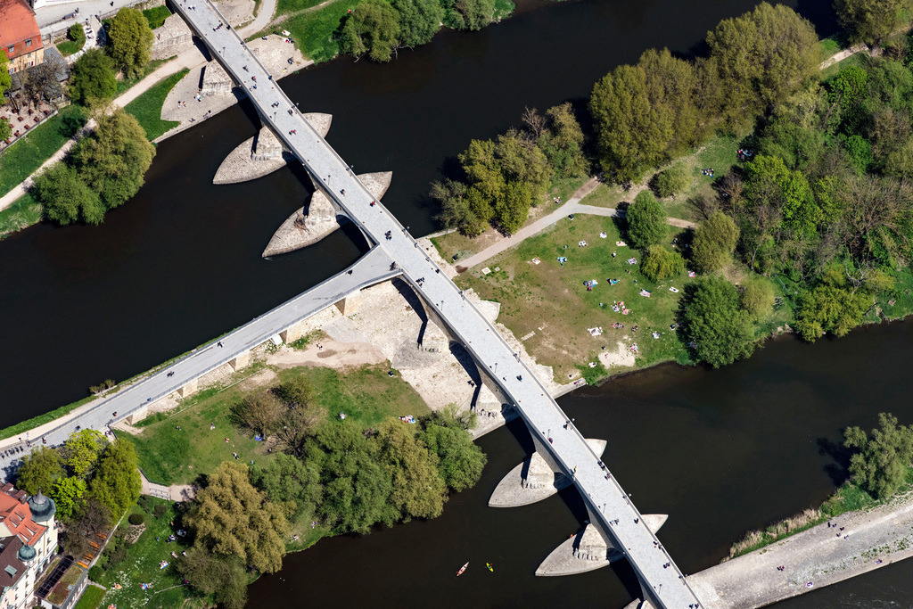 dr__0062596.jpg | REGENSBURG 09.05.2021 Fluß - Brückenbauwerk " Steinerne Brücke " über die Ufer der Donau in der Innenstadt in Regensburg im Bundesland Bayern, Deutschland. // River - bridge construction " Steinerne Bruecke " on danube river in the district Innenstadt in Regensburg in the state Bavaria, Germany. Foto: Daniel Reiter