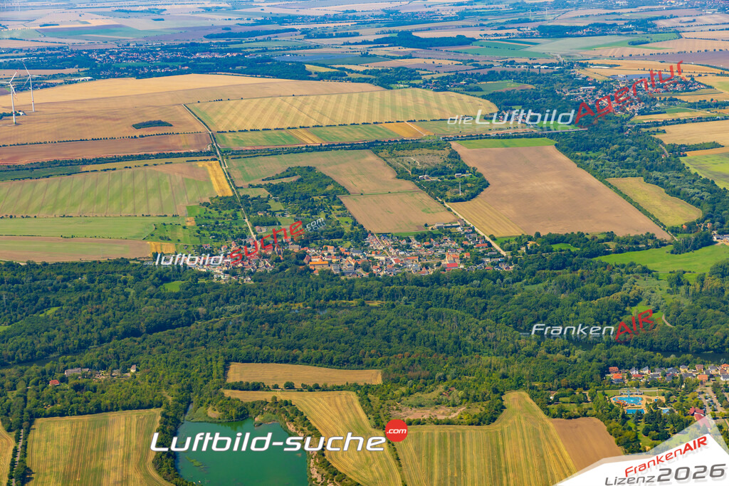 Klassische Luftaufnahme ohne Drohne zeigt:Aderstedt bei Bernburg - Die Luftbildaufnahme wurde 2025 vom UL-Flugzeug heraus erstellt ( keine Drohnenaufnahme ) - Hochauflösende Luftaufnahme -Nicht vergleichbar mit Google Maps oder Satelittenbilder- Die Geschenkidee !Mit Lizenz und Bildrechte bestellbar