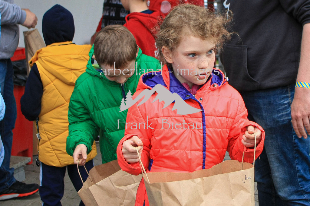 993T9198 | Kinder Ukrainischer Flüchtlinge erhalten Geschenke