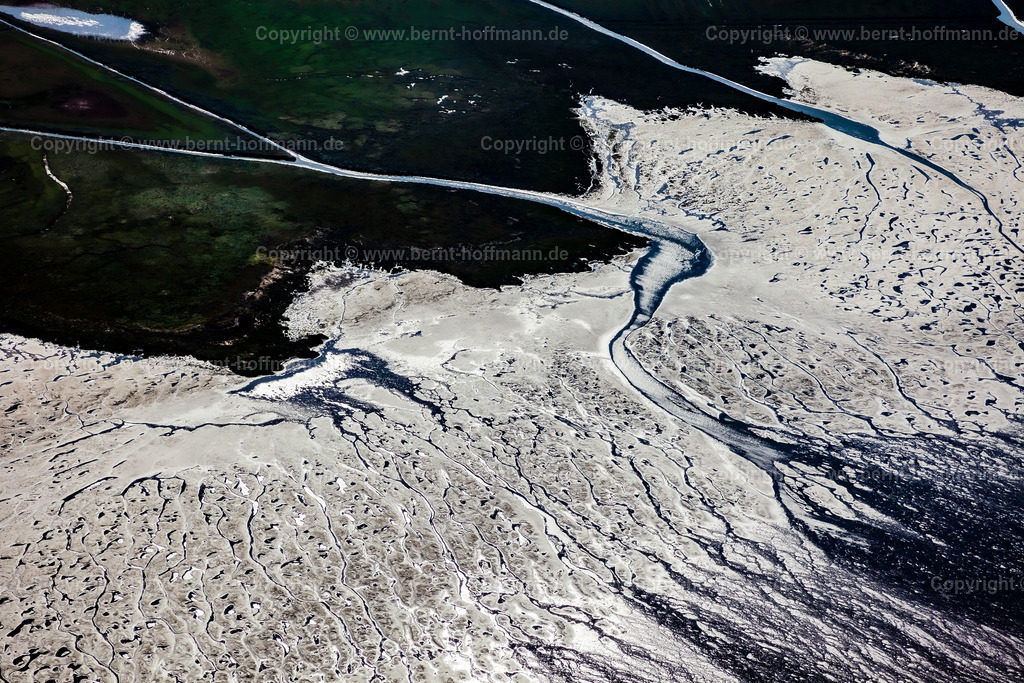 PLB_2568az_Wattstrukturen_105x70 | Luftbild, Wattstrukturen im Gegenlicht. - Realisiert mit Pictrs.com