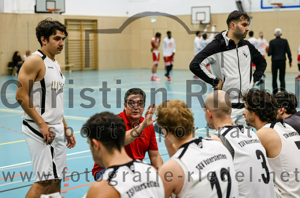 2022-12-03_002_TSV_Vaterstetten_gegen_TG_Landshut | Vaterstetten, Deutschland, 03.12.2022:
Basketball, Bayernliga Herren Südost 2022 / 2023, 7. Spieltag, TSV Vaterstetten gegen TG Landshut, Endergebnis: 71:78

Benicio Trinidad Paz (TSV Vaterstetten, #4), Trainer Daniel Paz (TSV Vaterstetten), Alain Gales (TSV Vaterstetten, #12), F. Sutur (TSV Vaterstetten, #3)

Foto: Christian Riedel / fotografie-riedel.net