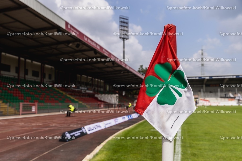 xKWI26072501006 | 26.07.2025, xkwix, Fußball, Regionalliga-West, Rot-Weiß Oberhausen - FC Gütersloh, Stadion Niederrhein: Eckfahne 