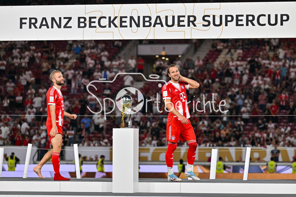 VfB Stuttgart - FC Bayern München | im Bild Harry KANE (FC Bayern Muenchen 9) mit dem Franz Beckenbauer Supercup auf der Bühne vor der Siegerehrung / Franz-Beckenbauer Supercup: VfB Stuttgart - FC Bayern München; MHP Arena am 16.08.2025 / Einzelfoto / Freisteller / Konrad LAIMER (FC Bayern Muenchen 27)