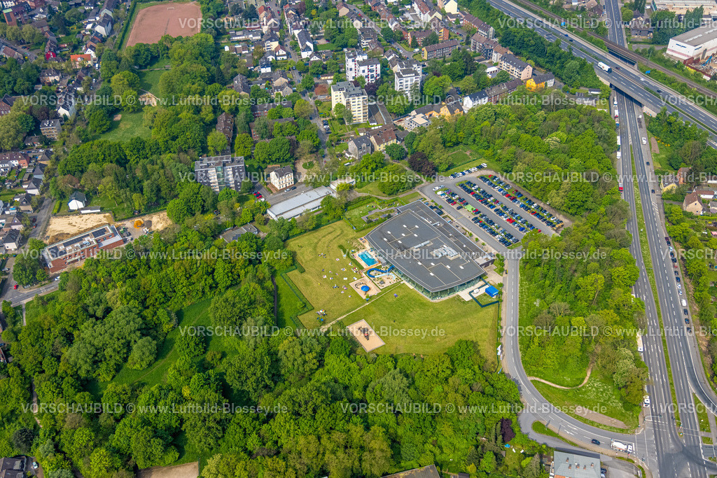 Herne240500511 | Luftbild, Wananas Sportbad und Erlebnisbad, Schwimmbad Freibad mit Wasserrutsche und Liegewiese, Kinderspielplatz mit Sonnenschirm, Baukau-West, Herne, Ruhrgebiet, Nordrhein-Westfalen, Deutschland