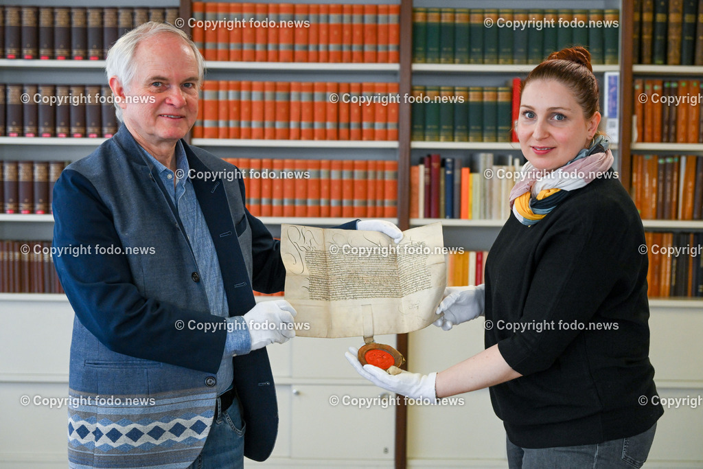 Stadtarchiv Linz_ Urkunden_ 28.04.2023-9 | 28.04.2023,Linz, AUT, Neues Rathaus, Stadtarchiv, im Bild Walter Schuster (Direktor des Archiv der Stadt Linz) und Maria Altrichter (Wissenschaftliche Archivarin im Archiv der Stadt Linz) mit der Urkunde Koenig Maximilian I., 03. Maerz 1497