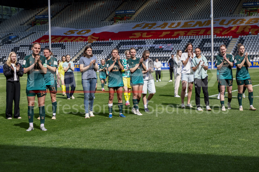 Fussball, Google Pixel Frauen-Bundesliga, SC Freiburg - SV Werder Bremen | Spielerinnen des SV Werder Bremen bedanken sich bei den Fans, Zuschauern für die Unterstützung, DIE DFB-RICHTLINIEN UNTERSAGEN JEGLICHE NUTZUNG VON FOTOS ALS SEQUENZBILDER UND/ODER VIDEOÄHNLICHE FOTOSTRECKEN. DFB REGULATIONS PROHIBIT ANY USE OF PHOTOGRAPHS AS IMAGE SEQUENCES AND/OR QUASI-VIDEO.