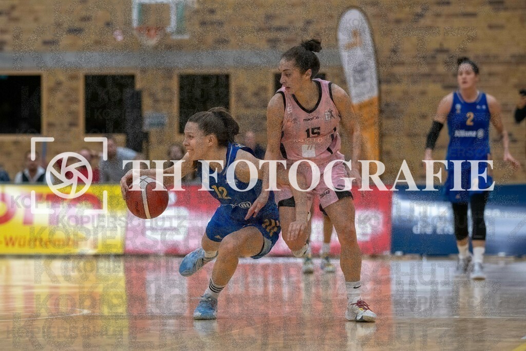 GER, Eisvoegel USC Freiburg - Alba Berlin, Basketball, Toyota Damen Basketball Bundesliga, 6. Spieltag, Saison 2022/2023, 12.11.2022 | Am Ball und im Fallen Lena Gohlisch (Alba Berlin Frauen, #12) mit Jessica Loera (USC Eisvoegel Freiburg, #15)

GER, Eisvoegel USC Freiburg - Alba Berlin, Basketball, Toyota Damen Basketball Bundesliga, 6. Spieltag, Saison 2022/2023, 12.11.2022

Foto: THF Sport/Thomas Heß