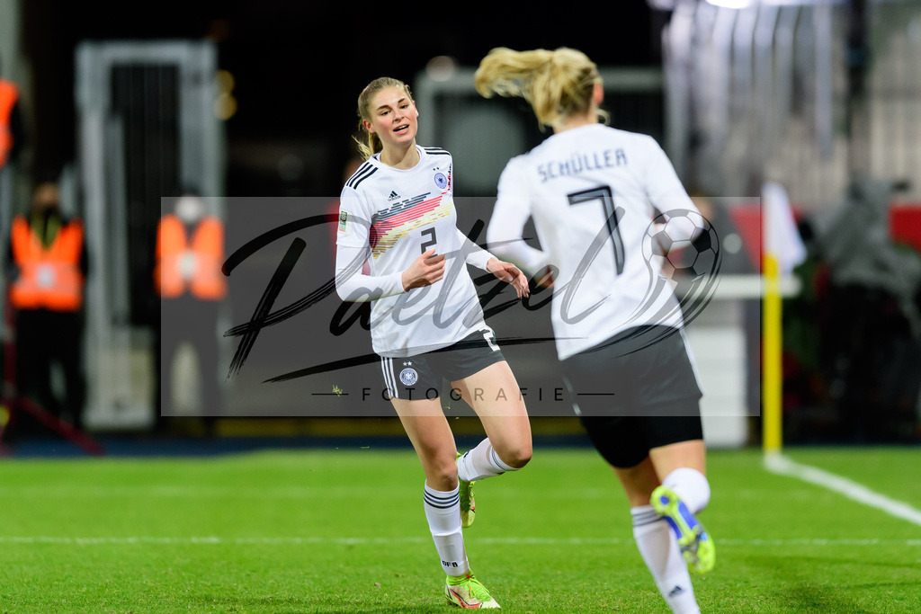 GERTUR20211126_178 | Fussball, Frauen: Jule Brand (Germany) Torjubel, jubelt nach ihrem Treffer zum 4:0 bei dem Spiel der WM-Qualifikation zwischen Deutschland und Tuerkei im Eintracht-Stadion am 26.11.2021 in Braunschweig, Deutschland. - Realisiert mit Pictrs.com