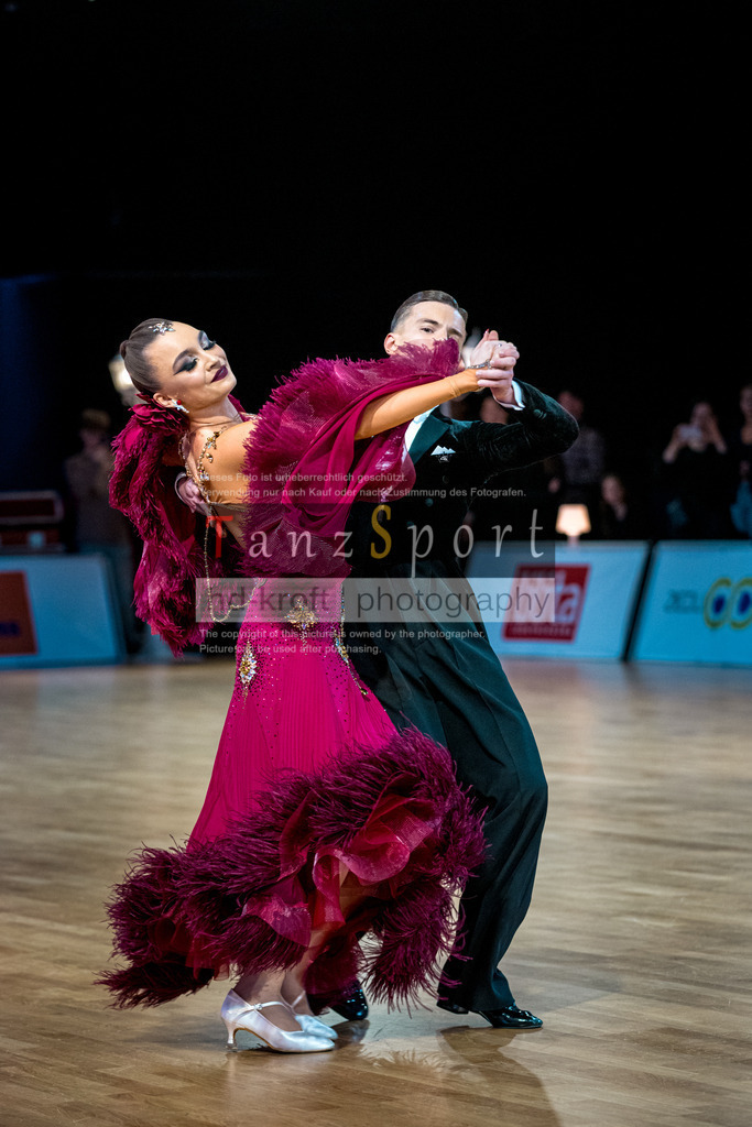 20251212_WDSF_World_Ch_Cup_RS-Std_1237-2 | Tanzsportbilder, Standardtanz, Lateintanz, WDSF, DTV, LTVB, dancecomp, goc, hessen tanzt, blaues band der spree, walzer, tango, wiener walzer, slowfox, quickstepp, samba, rumba, cha-cha-cha, paso doble. jive, hd-kroft photography, turniertanzsport