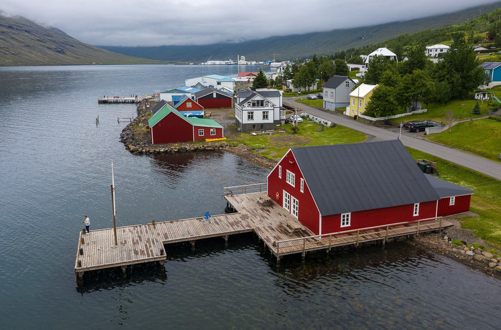 island-2020-436 | Ostisland (Austurland): rote Holzhäuser in Eskifjörður. - Realisiert mit Pictrs.com