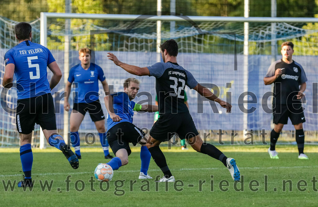 2023-07-14_063_FC_Langengeisling_gegen_FC_Velden-Eberspoint | Erding, Deutschland, 14.07.2023:
Fußball, Bezirksliga Oberbayern Ost 2023 / 2024, Testspiel, FC Langengeisling gegen FC Velden-Eberspoint, Endergebnis: 5:0

Robert Walter (FC Velden-Eberspoint, #5), Florian Hagenberger (FC Velden-Eberspoint, #9), Kilian Stenzel (FC Langengeisling, #32)

Foto: Christian Riedel / fotografie-riedel.net