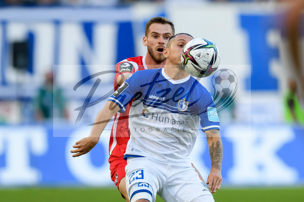 FCMFCK20210904_162 | Fussball, Herren: Boris Tomiak (1. FC Kaiserslautern) und Barıs Atik (1. FC Magdeburg) im Zweikampf beim Spiel der 3. Liga zwischen 1. FC Magdeburg und 1. FC Kaiserslautern in der MDCC-Arena am 04.09.2021 in Magdeburg, Deutschland.DFB / DFL REGULATIONS PROHIBIT ANY USE OF PHOTOGRAPHS AS IMAGE SEQUENCES AND/OR QUASI-VIDEO. - Realisiert mit Pictrs.com