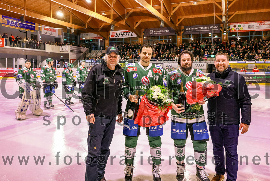 2024-02-02_015_TSV_Erding_gegen_ERSC_Amberg | Erding, Deutschland, 02.02.2024:
Eishockey, Bayernliga Vorrunde 2023 / 2024, 30. Spieltag, TSV Erding gegen ERSC Amberg, Endergebnis: 1:0

Daniel Krzizok (Erding Gladiators, #18), Rudolf Lorenz (Erding Gladiators, #91), David Whitney (Erding Gladiators)

Foto: Christian Riedel / fotografie-riedel.net