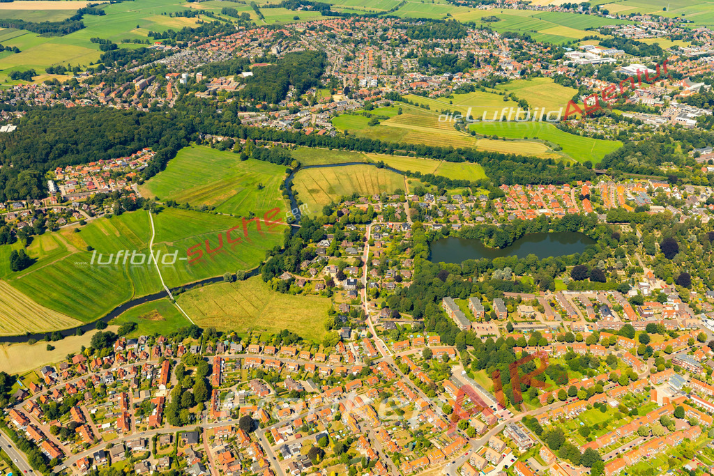 stade-luftbild-22-1940 | Aktuelles Luftbild von  Stade - Die Luftaufnahme wurde 2022 mittels UL-Flugzeug erstellt ( keine Drohne ) - hochauflösende Kamera-Systeme von  Canon -
Beste Qualität - Für grossformatige Ausdrucke geeignet. Die Geschenkidee !