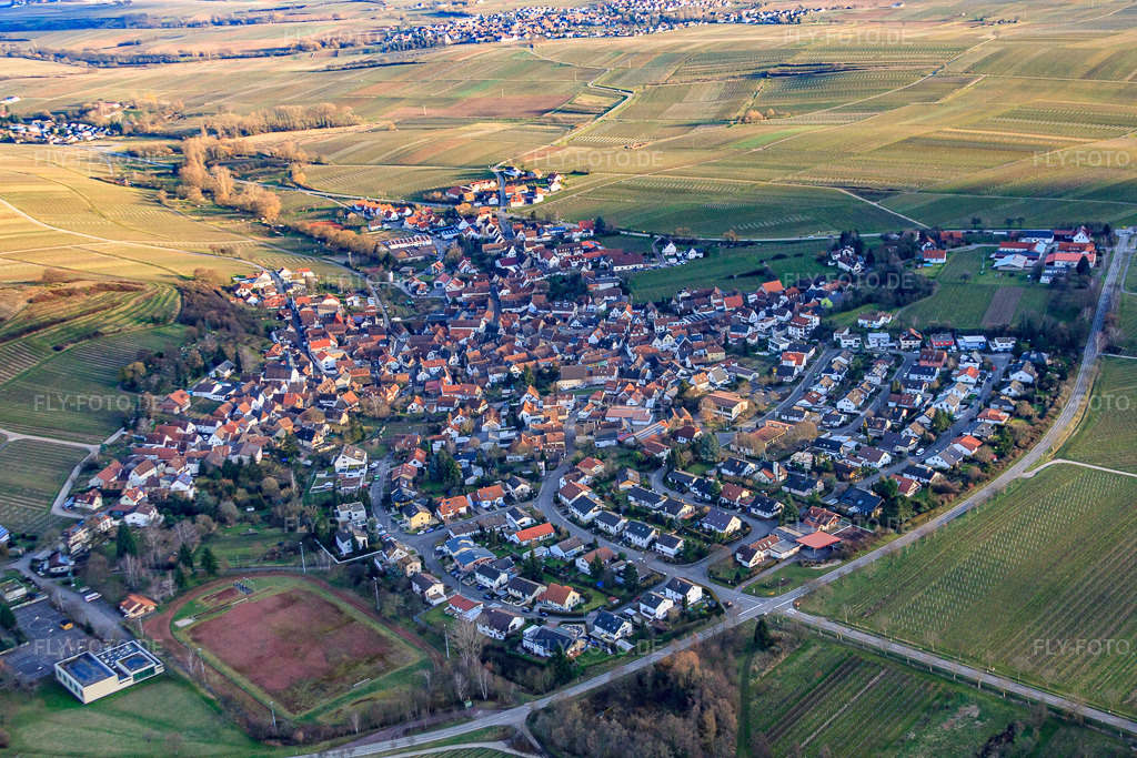 Luftbild: Grundschule Kleine Kalmit und Stadion in Ilbesheim bei Landau im Bundesland Rheinland-Pfalz in Deutschland. Foto: IMG_62180.jpg vom 23.02.2014 durch Werner Riehm/FLY-FOTO.deGrundschule Kleine Kalmit Ilbesheim