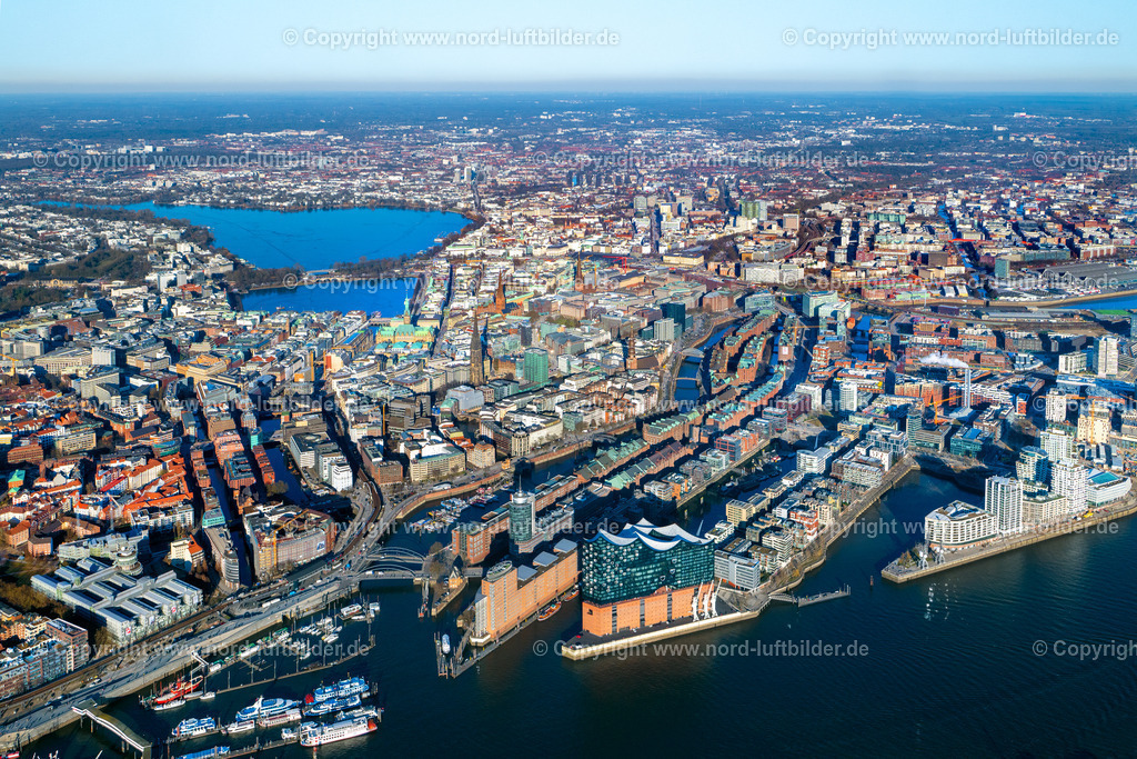 Hamburg_Panorama_Elbphilharmonie_ELS_6307180225 | HAMBURG 18.02.2025 Stadtansicht am Ufer des Flußverlaufes der Elbe mit dem Gebäude des Konzerthauses " Elbphilharmonie " am Platz der Deutschen Einheit im Ortsteil Hafencity in Hamburg, Deutschland. Weiterführende Informationen bei: Drees & Sommer SE,  HamburgMusik gGmbH - Elbphilharmonie und Laeiszhalle Betriebsgesellschaft,  Herzog & de Meuron,  Höhler+Partner Architekten und Beratende Ingenieure PartGmbB,  IBB GmbH - Ingenieurbüro für Brandschutz von Bauarten,  Ingenieurbüro Dr. Siebert Büro für Bauwesen,  Quantum Immobilien AG,  ReGe Hamburg Projekt-Realisierungsgesellschaft mbH. // City view on the banks of the river Elbe with the building of the concert hall "Elbphilharmonie" at the Platz der Deutschen Einheit in the Hafencity district of Hamburg, Germany. Further information at: Drees & Sommer SE,  HamburgMusik gGmbH - Elbphilharmonie und Laeiszhalle Betriebsgesellschaft,  Herzog & de Meuron,  Hoehler+Partner Architekten und Beratende Ingenieure PartGmbB,  IBB GmbH - Ingenieurbuero fuer Brandschutz von Bauarten,  Ingenieurbuero Dr. Siebert Buero fuer Bauwesen,  Quantum Immobilien AG,  ReGe Hamburg Projekt-Realisierungsgesellschaft mbH. Foto: Martin Elsen