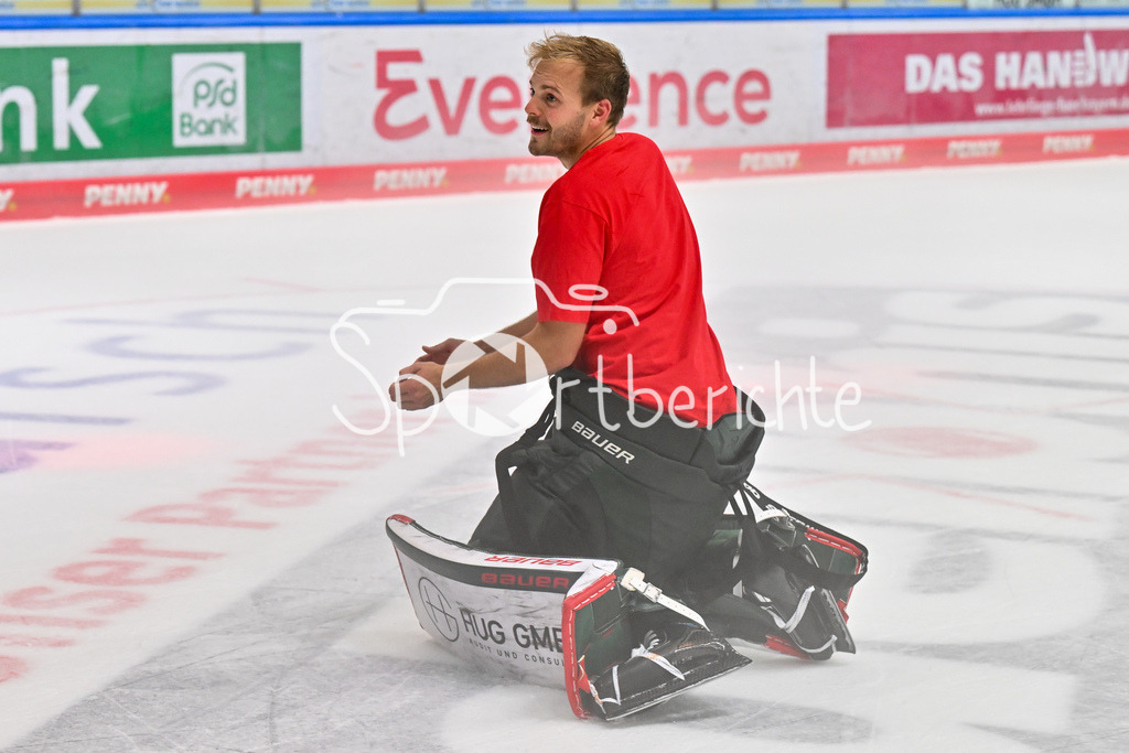 Augsburger Panther - Iserlohn Roosters | Die Augsburger Panther feiern zusammen mit ihren Fans den Heimsieg gegen Iserlohn / Penny DEL: Augsburger Panther - Iserlohn Roosters; Curt Frenzel Stadion am 21.09.2025 / im Bild Michael GARTEIG (Augsburger Panther 34