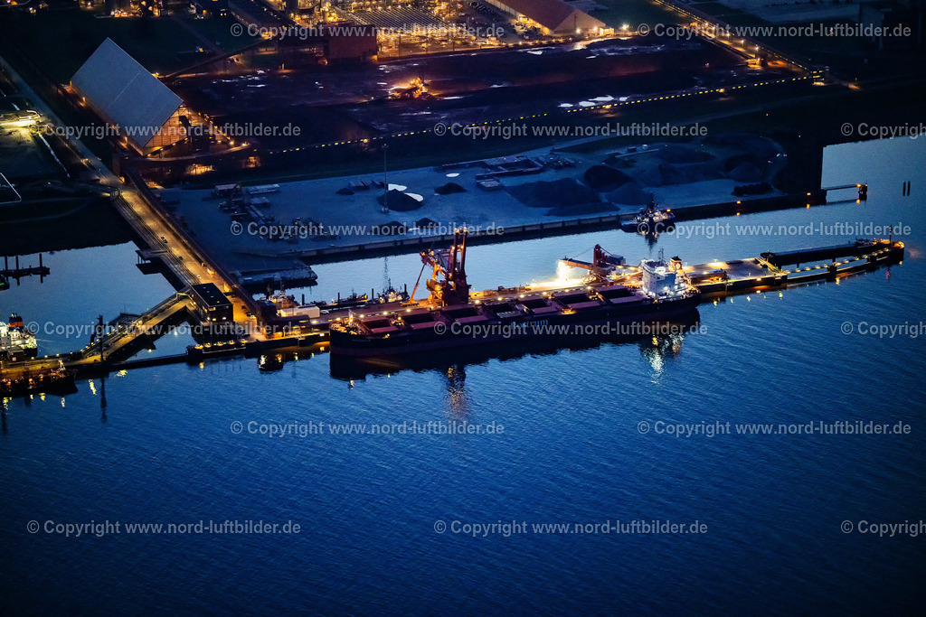 Stade_Bützfleth_AOS_Seehafen__Nachtaufnahme_ELS_5479060325 | STADE 06.03.2025 Nacht- Lichter und Beleuchtung Hafenanlage Stader Seehafen am AOS Werksgelände am Bützflether Sand in Bützfleth im Bundesland Niedersachsen, Deutschland. Weiterführende Informationen bei: AOS Aluminium Oxid Stade GmbH,  Dow Deutschland Anlagengesellschaft mbH,  Seehafen Stade e.V.. // Night lights and lighting of the Stade seaport at the AOS factory site at Buetzflether Sand in Buetzfleth in the state of Lower Saxony, Germany. Further information at: AOS Aluminium Oxid Stade GmbH,  Dow Deutschland Anlagengesellschaft mbH,  Seehafen Stade e.V.. Foto: Martin Elsen