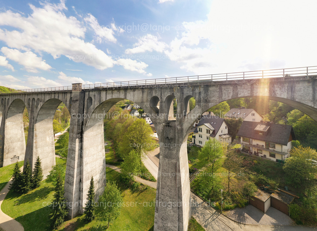 Luftbild zeigt neue Perspektive auf das Viadukt in Willingen | Das Viadukt ist ein Wahrzeichen der Gemeinde Willingen Upland. Eine Drohne erstellte dieses Panorama Bild in der Luft. Willingen ist ein beliebter Urlaubsort im Sauerland. 