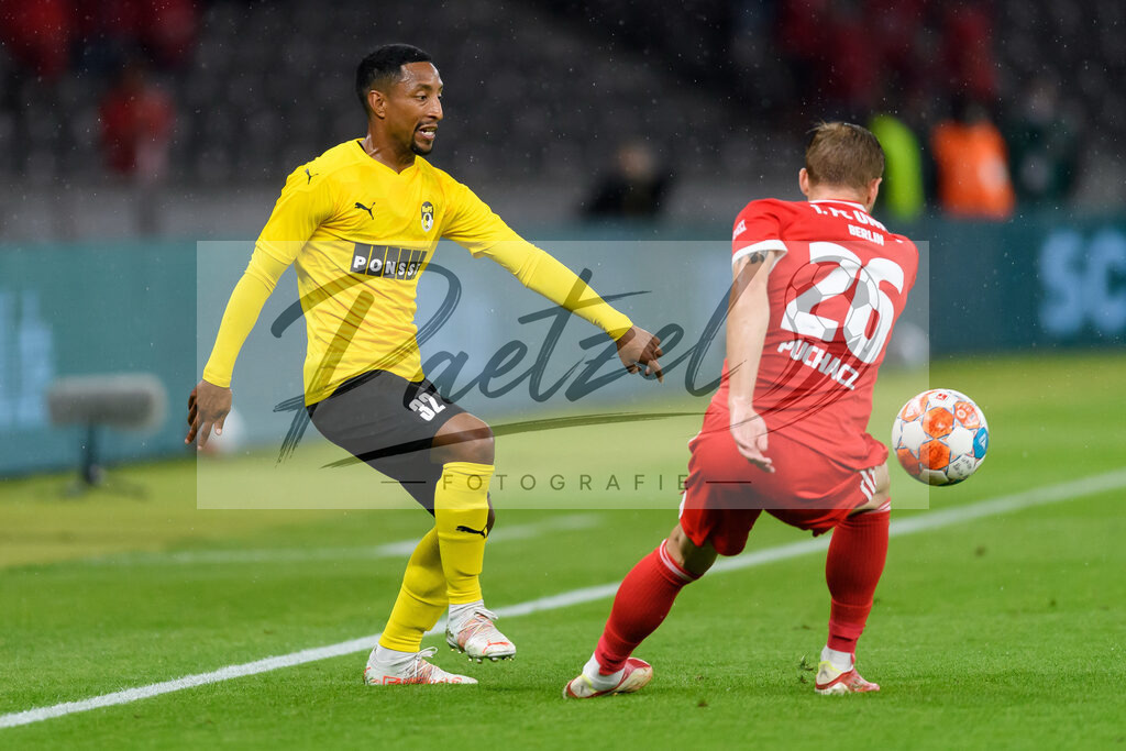 FCUKUO20210826_018 | Fussball, Herren: Felipe Aspegren (Kuopion PS) und Tymoteusz Puchacz (1.FC Union Berlin) im Zweikampf beim Spiel der UEFA Conference League zwischen 1. FC Union Berlin und Kuopion PS im Olympiastadion am 26.08.2021 in Berlin, Deutschland. - Realisiert mit Pictrs.com