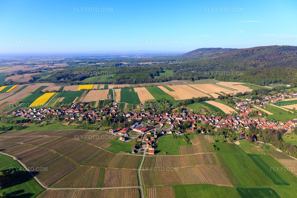 Aerial view: View of the town from the north with Église de Cleebourg in Cleebourg in the state Bas-Rhin, France. – Photo: IMG_099309.jpg taken on 04/30/2017 by Werner Riehm/FLY-FOTO.com – Resolution of the original: 5472 x 3648 px