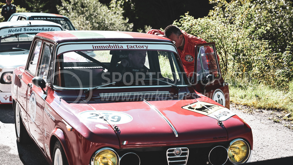 19. Arosa ClassicCar 2023 - 1. September 2023 | 19. Arosa ClassicCar 2023
Arosa, Schweiz
Gallo Amedeo aus Horn mit der Startnummer 249 in einem Alfa Romeo Giulia TI Super 1.6, Jahrgang 1969, in der Klasse Classic Trophy.
@arosaclassiccar, @arosa.official, #arosaclassiccar, #arosa, #76curves, #classiccar
Bild: Sportfotografie Markus Aeschimann | www.markus-aeschimann.ch - Realisiert mit Pictrs.com
