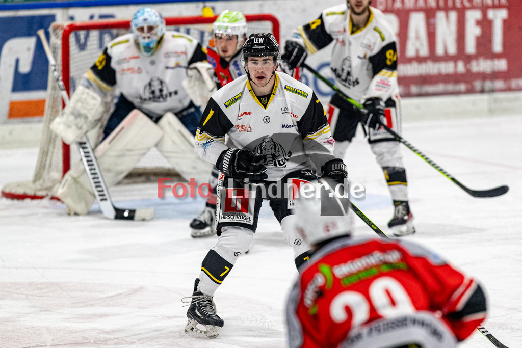 TSV Peißenberg Miners vs EA Schongau Mammuts | Eishockey Bayernliga 2023/2024, TSV Peißenberg Miners vs EA Schongau Mammuts, 20231215,
Martin MAIER (Mammuts 7) in der Abwehr,
2023-12-15 in Peißenberg (Eisstadion)
7 Martin MAIER (Mammuts 7)
Copyright: WolfgangxLindner foto-lindner.de