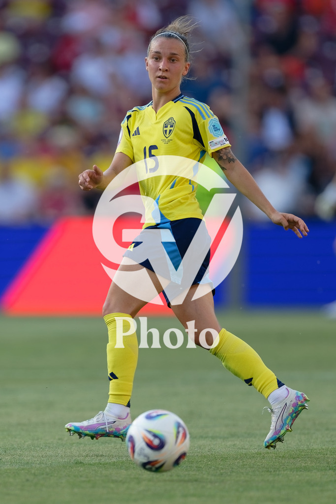 Denmark v Sweden - UEFA Women's EURO 2025 Group C | GENEVA, SWITZERLAND - JULY 4: Julia Zigiotti Olme of Sweden passes the ball  during the UEFA Womens EURO 2025 Group C match between Denmark and Sweden at Stade de Geneve on July 4, 2025 in Geneva, Switzerland. (Photo by Giuseppe Velletri/Sports Press Photo/Getty Images)