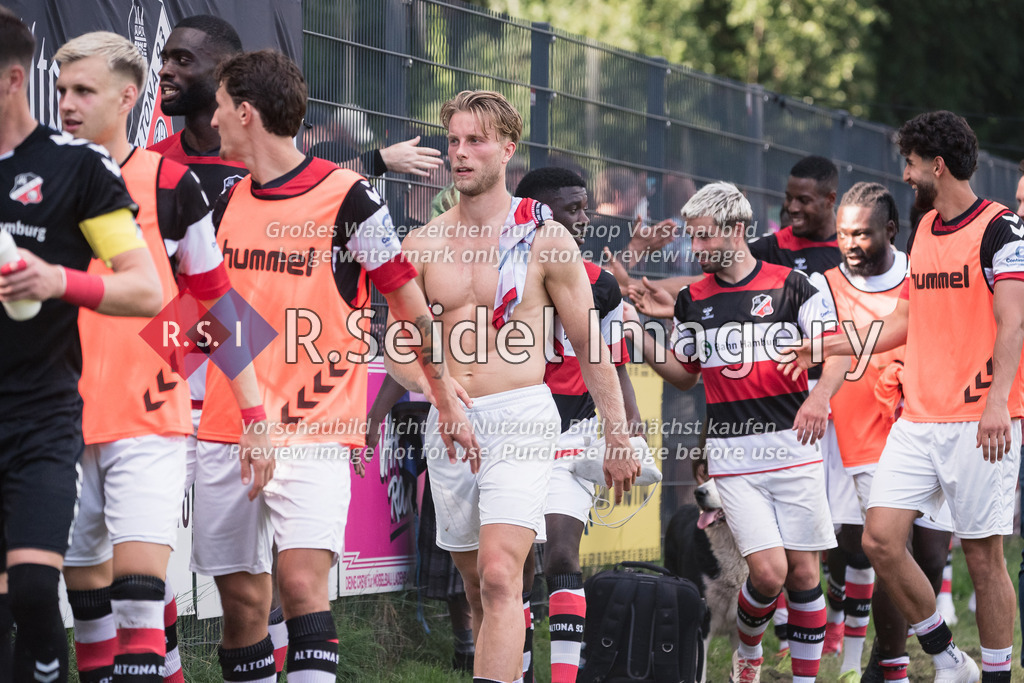 RS-1-127548 | Rasmus Tobinski (#17, AFC) und die übrigen Spieler drehen glücklich die Ehrenrunde entlang der Fans.